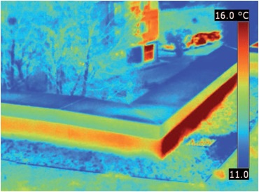 présence d'un fort pont thermique au niveau des accrotères de la toiture-terrasse